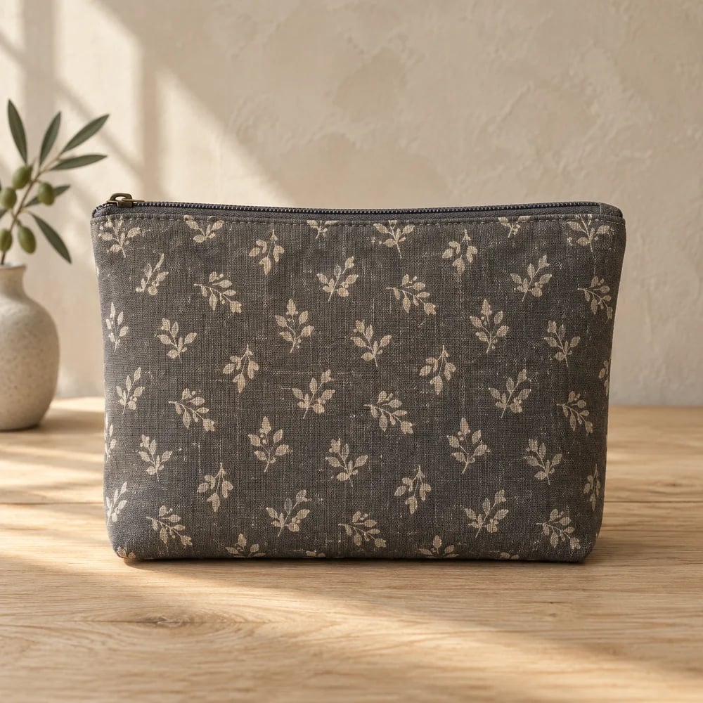 Printed pouch in charcoal