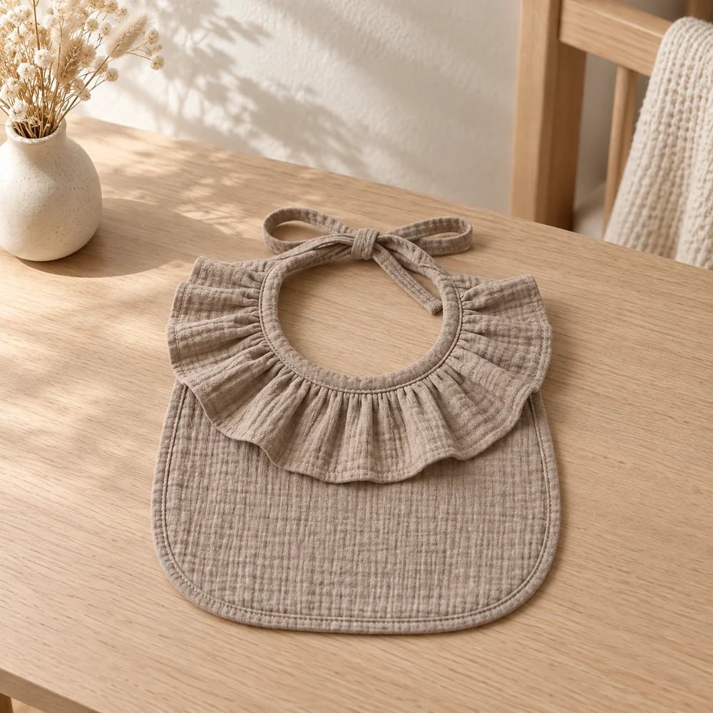 Ruffle bib in taupe